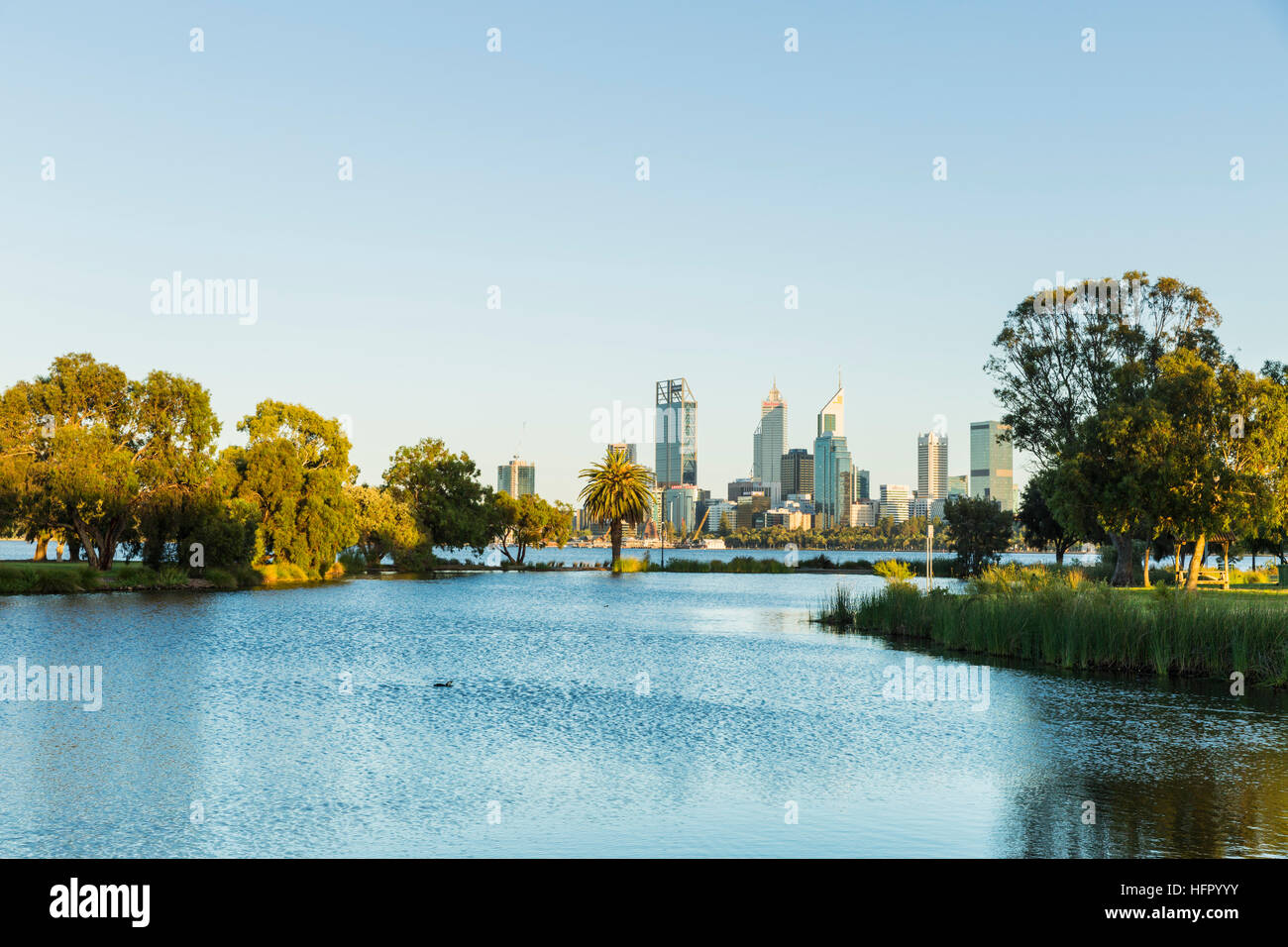 Vue sur St James Mitchell Park et le fleuve Swan à l'horizon de la ville à l'aube, Perth, Western Australia, Australia Banque D'Images