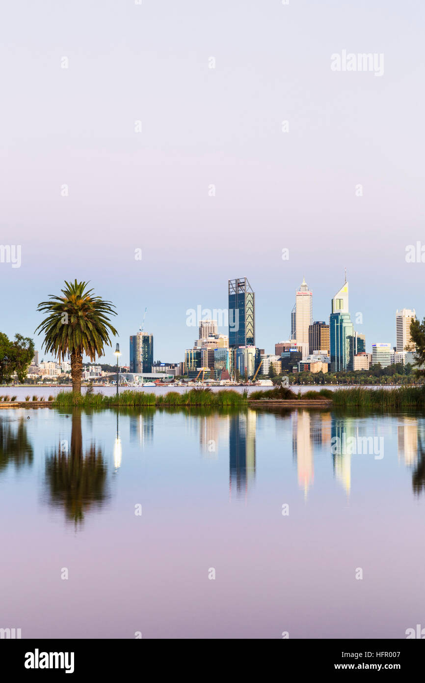 Vue sur St James Mitchell Park et le fleuve Swan à l'horizon de la ville au crépuscule, Perth, Western Australia, Australia Banque D'Images
