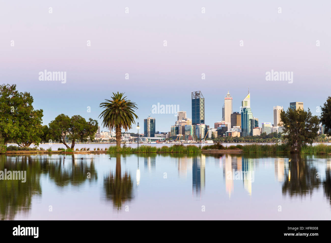 Vue sur St James Mitchell Park et le fleuve Swan à l'horizon de la ville au crépuscule, Perth, Western Australia, Australia Banque D'Images