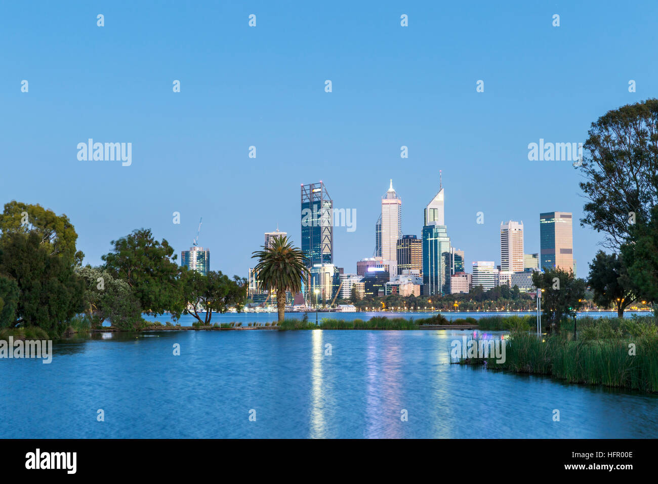 Vue sur St James Mitchell Park et le fleuve Swan à l'horizon de la ville au crépuscule, Perth, Western Australia, Australia Banque D'Images