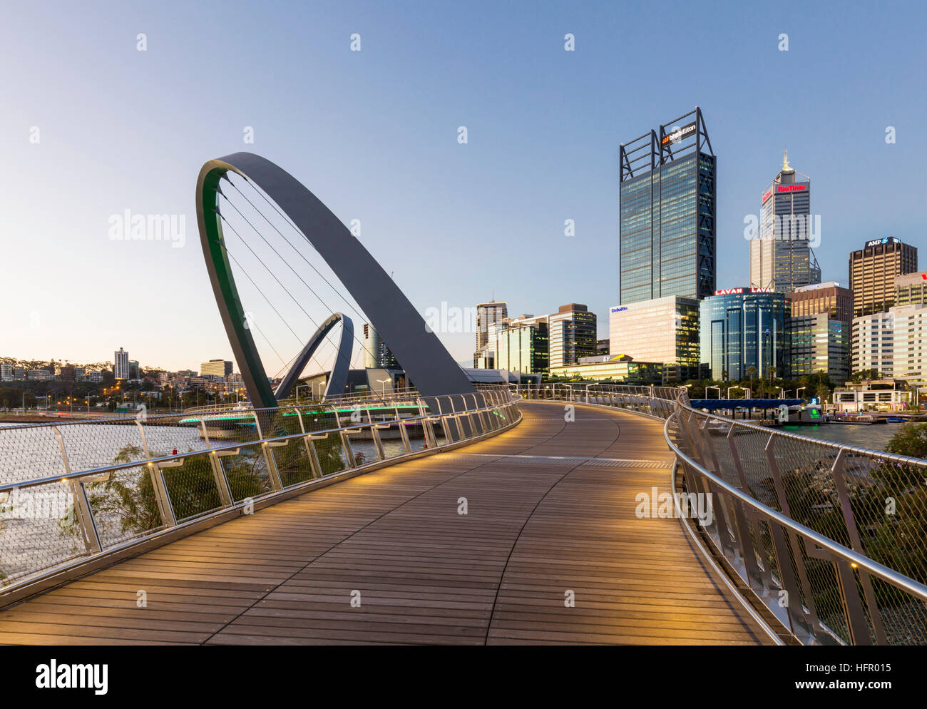 Vue crépusculaire le long de la passerelle pour piétons quai Elizabeth à l'horizon de la ville au-delà, Perth, Western Australia, Australia Banque D'Images