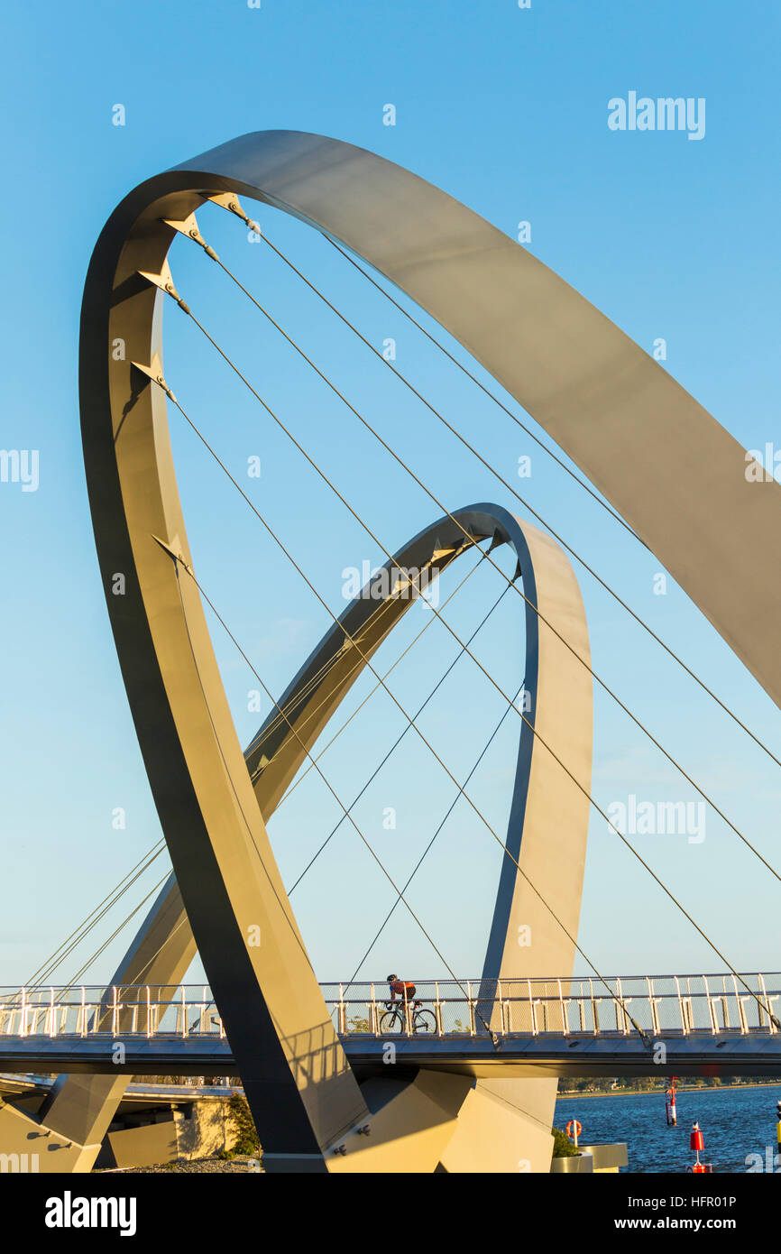 Le passage des cyclistes quai Elizabeth bridge sur la rivière Swan, Perth, Western Australia, Australia Banque D'Images