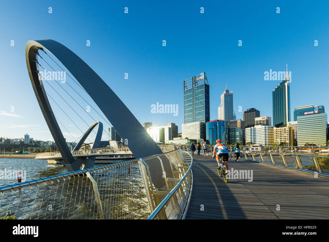 Le passage des cyclistes Elizabeth Quay passerelle pour piétons avec l'horizon de la ville au-delà, Perth, Western Australia, Australia Banque D'Images