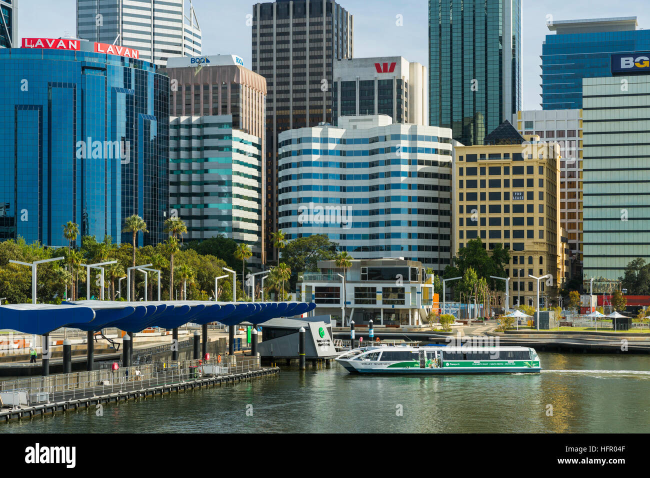 Un traversier de la rivière Swan arrivant à Elizabeth Quay ferry terminal avec l'horizon de la ville au-delà. Perth, Western Australia, Australia Banque D'Images