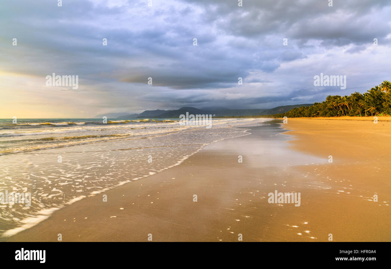 Four Mile Beach au lever du soleil. Port Douglas, Queensland, Australie Banque D'Images