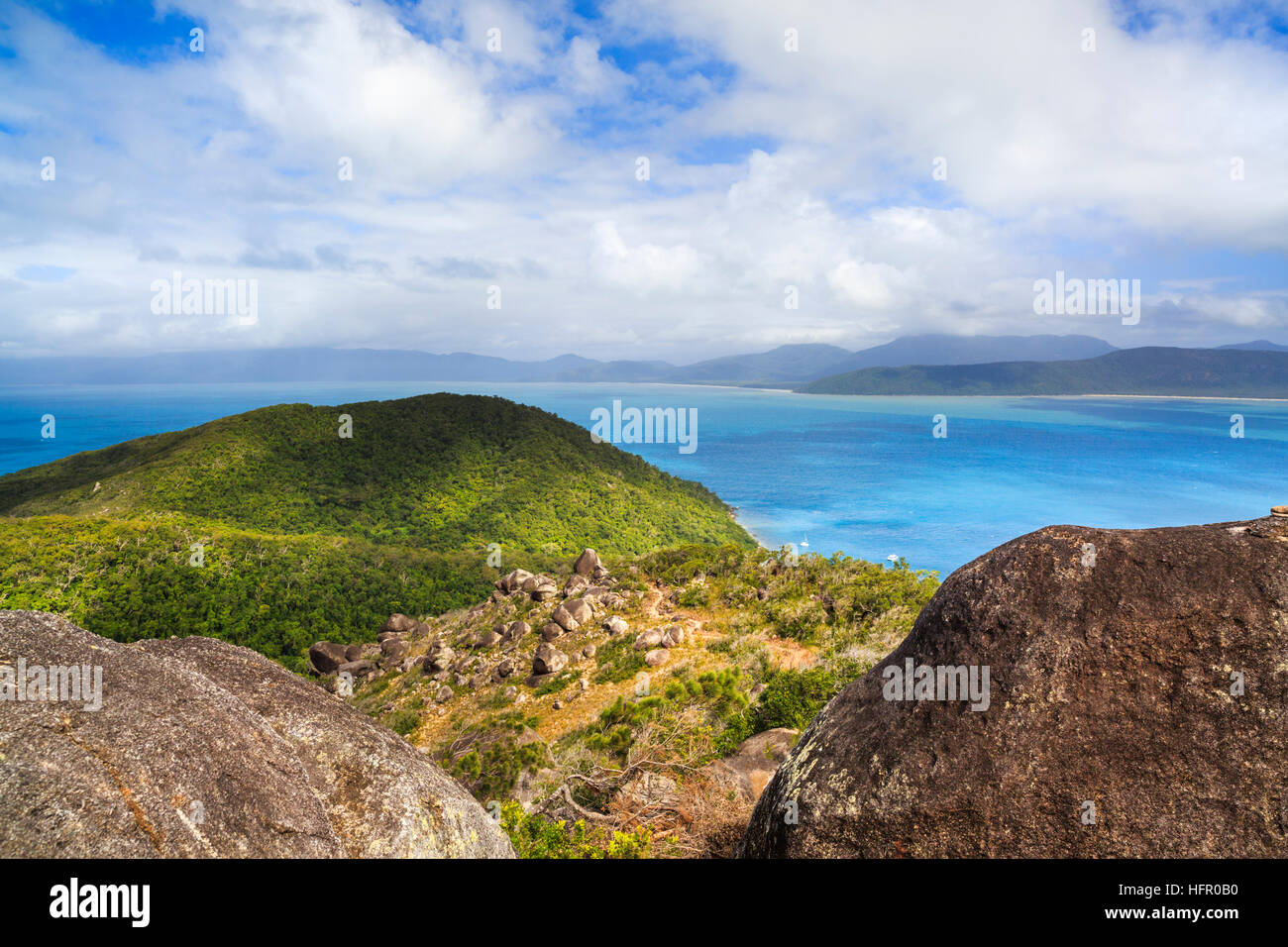 En regardant vers l'accueil La Baie, le Fitzroy Island Resort et sur la mer jusqu'à la partie continentale du Queensland. L'île de Fitzroy. Banque D'Images