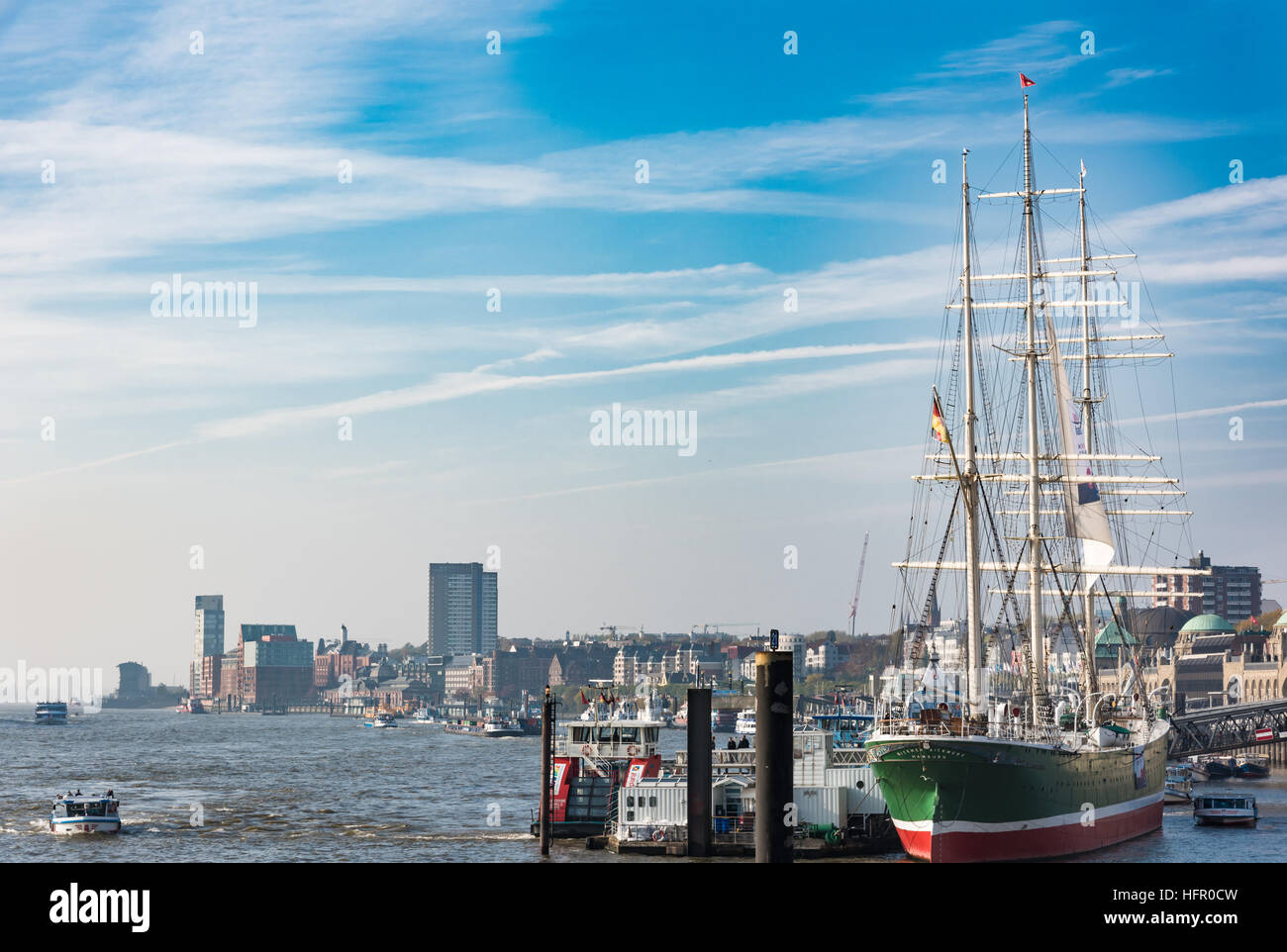 Hambourg, Allemagne - 01 novembre 2015 : les touristes à l'Landungsbruecken et le voilier vert Rickmer-Rickmers Banque D'Images