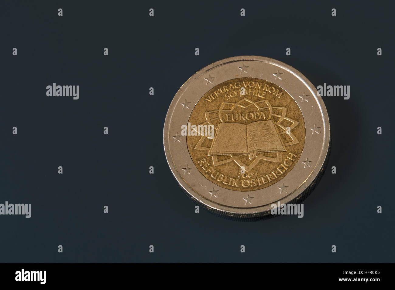 2 EUR commémorative pièces émises pour célébrer le 50e anniversaire du Traité de Rome, émis par l'Autriche en 2007 Banque D'Images