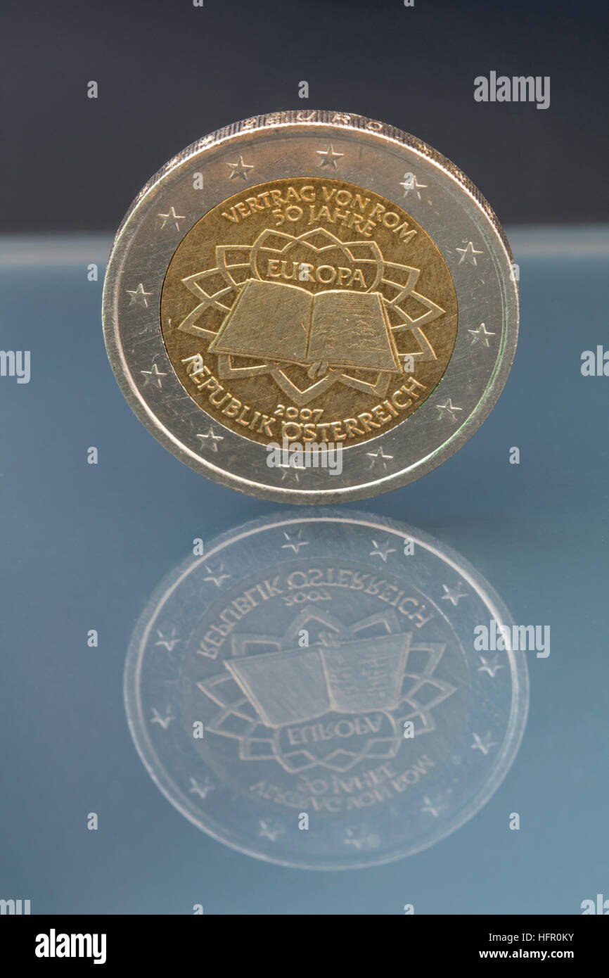 2 EUR commémorative pièces émises pour célébrer le 50e anniversaire du Traité de Rome, émis par l'Autriche en 2007 Banque D'Images