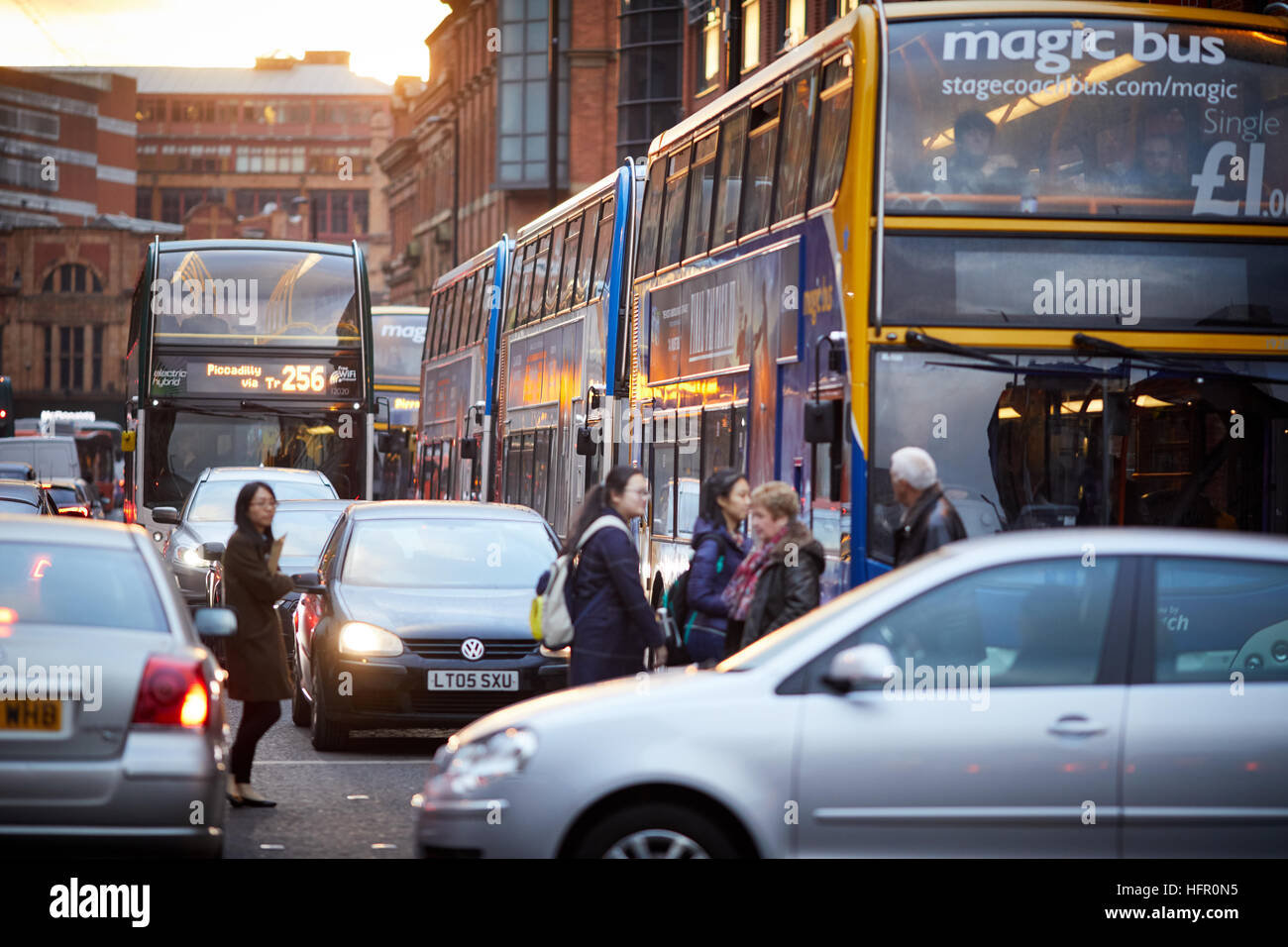 Le trafic important d'autobus desservant le centre-ville de Manchester transport transporteur transportés voyager se déplacer par transport de banlieue en cours Banque D'Images