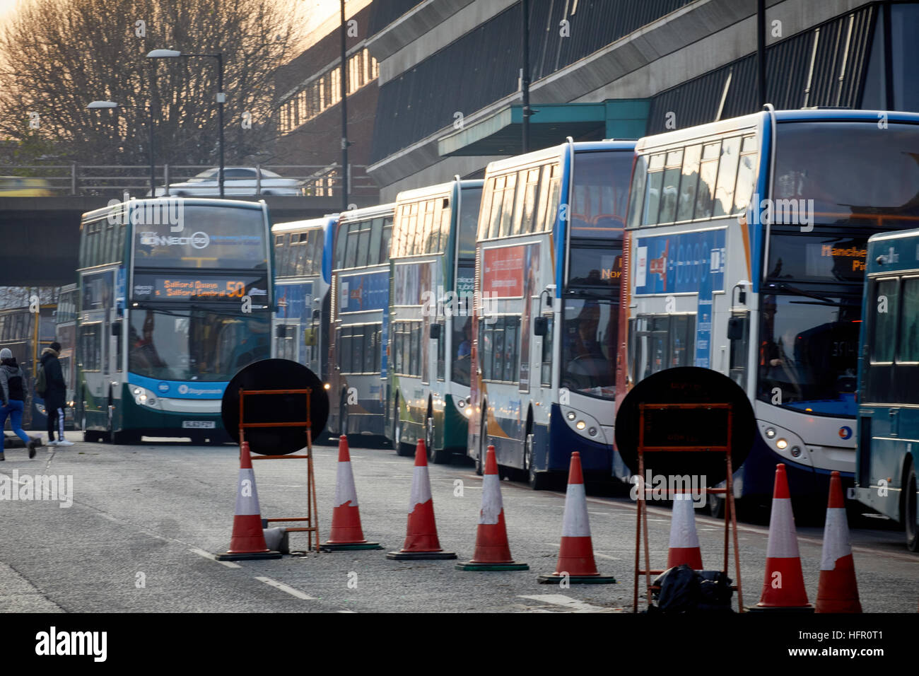Les bus de ligne Oxford Road Manchester de nombreuses files d'autobus à l'arrêt de bus très fréquentés de la flotte impériale coach company numéro de deregula services route livrée Banque D'Images