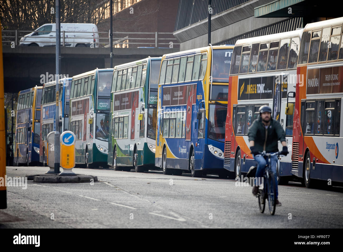 Les bus de ligne Oxford Road Manchester de nombreuses files d'autobus à l'arrêt de bus très fréquentés de la flotte impériale coach company numéro de deregula services route livrée Banque D'Images
