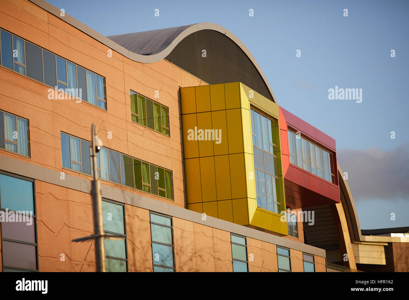 Alder Hey Children's Hospital Liverpool grand National Children's Hospital NHS Foundation Trust dans le parc extérieur extérieur du bâtiment nouvelle construction pret Banque D'Images