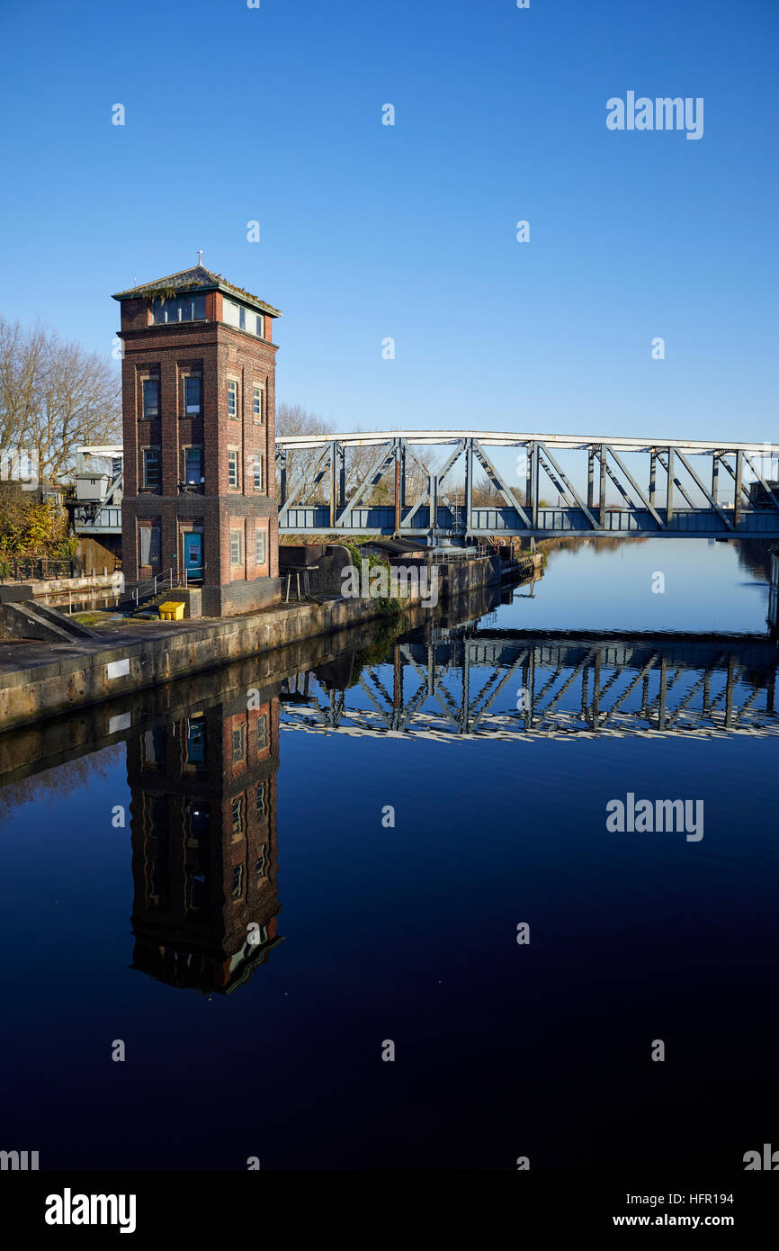 Manchester Ship Canal Barton Aqueduc aqueduc navigable mobile Swing porte Canal de Bridgewater narrowboats traverser premier et seul swing aqued Banque D'Images