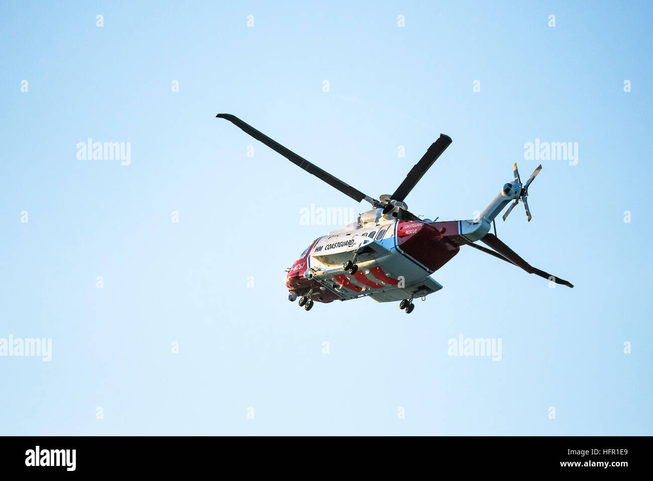 Un hélicoptère Sikorsky S-92A HM Coastguard hélicoptère SAR G-MCGY exploités par les mouches Hélicoptères Bristol surcharge sur le côte nord des Cornouailles, Angleterre, Royaume-Uni. Banque D'Images