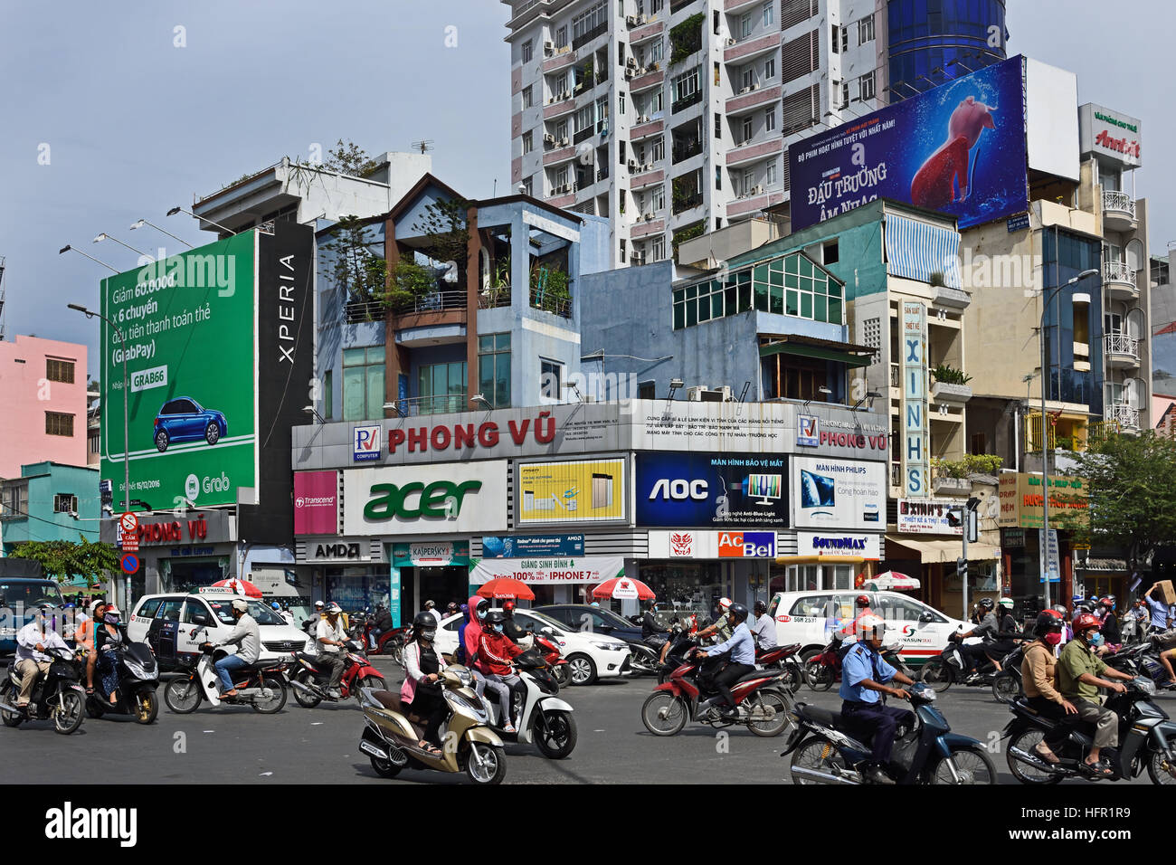 L'heure de pointe, les usagers des taxis voitures motos scooters Cuisiniere street - Nga Sau Cong Hoa Ho Chi Minh Ville (Saigon) Vietnam Banque D'Images