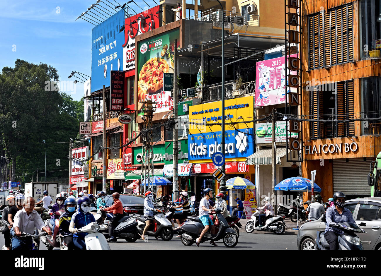 L'heure de pointe, les usagers des taxis voitures motos scooters Cuisiniere street - Nga Sau Cong Hoa Ho Chi Minh Ville (Saigon) Vietnam Banque D'Images