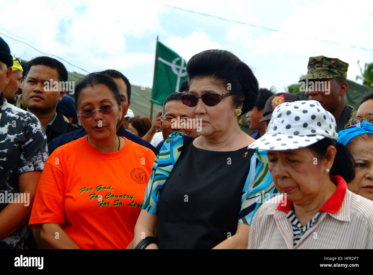 060222-N-4772B - 100 Guinsahugon Village, République des Philippines (fév. 22, 2006) - L'épouse de feu le Président philippin Ferdinand Marcos, Imelda Marcos, prie près du site d'un glissement de terrain dévastateur qui a frappé le sud de Leyte le 17 février 2006. Marins et soldats de l'avant du groupe amphibie déployée (ARG) avec des éléments de la 31e Marine Expeditionary Unit (MEU), la Force opérationnelle interarmées (FOI) Balikatan et l'USS Curtis Wilbur (DDG 54) est arrivé au large de la côte de l'île de Leyte, 10 févr. 19 à offrir de l'aide humanitaire et des secours aux victimes de la région. Photo de la Marine américaine par le journaliste Banque D'Images