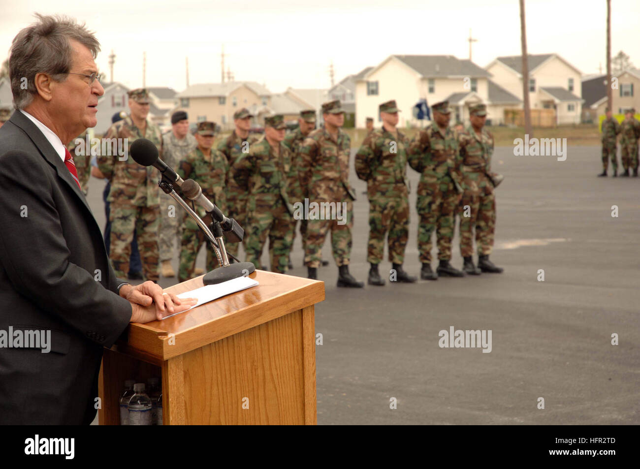 060224-N-6889J-011 Gulfport, Mississippi (fév. 24, 2006) Ð le Mississippi Le sénateur Trent Lott s'adresse à un groupe de Seabees stationnés à Naval Construction Battalion Center à Gulfport. Plus de 3 400 le service actif et a travaillé en collaboration dans la réserve Seabees réponse à l'ouragan Katrina qui a frappé la région du golfe du Mexique en août 2005. U.S. Navy Photo by PhotographerÕs Mate 2e classe Gregory N. Juday (libéré) US Navy 060224-N-6889J-011 Mississippi sénateur Trent Lott s'adresse à un groupe de Seabees stationnés à Naval Construction Battalion Center à Gulfport Banque D'Images