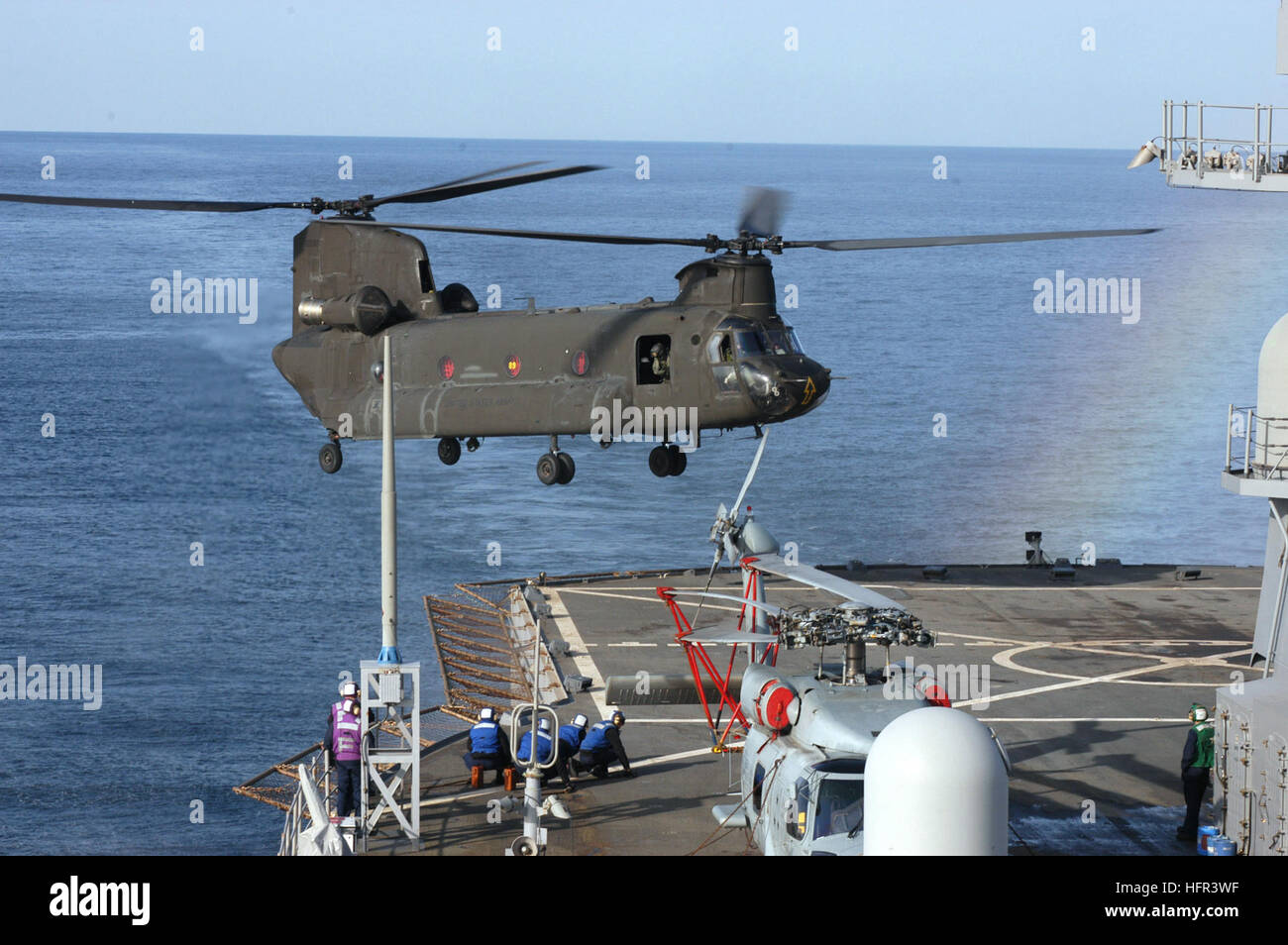 060321-N-5334H-080 (détroit coréen Mar. 21, 2006) - Une armée CH-47 Chinook "hélicoptère" de la Compagnie Bravo, 2-52ème régiment d'aviation, les "propriétaires" du Camp Humphreys, la Corée tire dans pour un atterrissage à bord du USS Blue Ridge (CAC 19) lors d'une évolution de la formation Navy-Army au large des côtes de la Corée. Blue Ridge est le septième navire de commandement de la flotte de l'avant, déployés à Yokosuka, Japon. U.S. Navy photo by Photographer's Mate Airman David J. Hewitt US Navy 060321-N-5334H-080 Un hélicoptère CH-47 Chinook de l'armée affectés à la 52e Régiment d'aviation en tire pour un atterrissage à bord du navire de commandement amphibie USS Banque D'Images