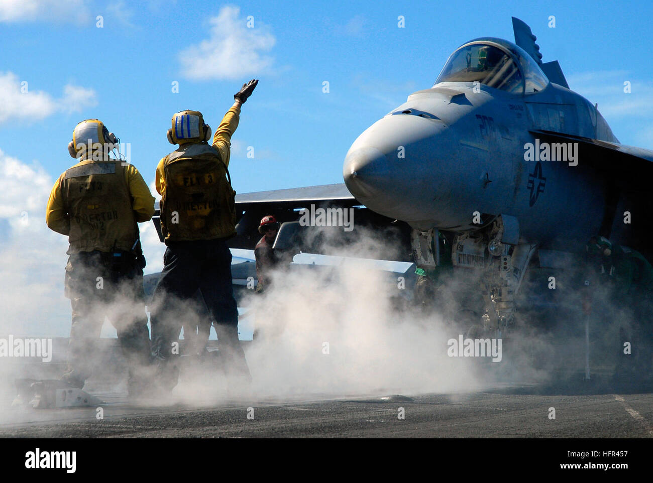 070808-N-0890S-030 de l'OCÉAN PACIFIQUE (Aug. 8, 2007) - Aviation maître de Manœuvre (manutention) 3e classe Anthony Coark dirige un F/A-18E Super Hornet, affecté à la 'Tophatters' de Strike Fighter Squadron (VFA), 14 sur la catapulte sur le pont de la porte-avions nucléaire USS Nimitz (CVN 68). Le groupe aéronaval du Nimitz et entrepris Carrier Air Wing (CVW) 11 sont déployés dans le domaine de la flotte des États-Unis 7e participant à l'opération Bouclier Vaillant 2007. Valiant Shield, le plus grand exercice conjoint de l'histoire récente, comprend 30 navires, plus de 280 avions, et plus de 20 000 serv Banque D'Images