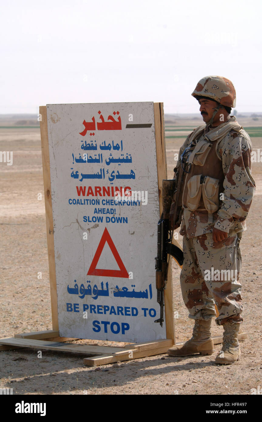 060331-N-5438H-139 Salah ad Din Providence, l'Iraq (31 mars 2006) - Un soldat de l'armée affectés à l'Iraq le 1er Bataillon, 1e Brigade, 4e Division, mans un point de contrôle lors de l'opération feu rouge II, à la périphérie d'Monfia village de l'ouest du désert. Avec l'utilisation de plus de six Blackhawks UH-60 et quatre CH-47 Chinook, le personnel interrogé cinq voies de al-Qaïda-personnel de soutien et d'informateurs clés et obtenu des lettres, divers vidéos, un ordinateur, deux fusils d'assaut AK-47 et deux fusils de précision. Photo de la Marine américaine par le journaliste 1re classe Jeremy L. Wood (publié) US Navy 060331-N-5438H Banque D'Images