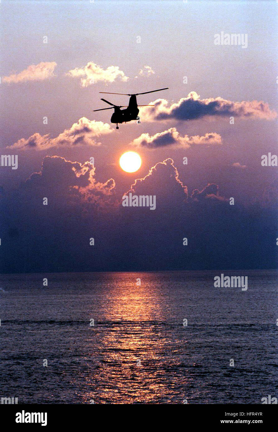 Un hélicoptère CH-46 Seahawk du Helicopter composite Squadron Eight (HC-8) vole au lever du soleil alors qu'il est attaché à l'USS Seattle (AOE 3) pendant les exercices d'entraînement. L'USS George Washington (CVN 73) et l'USS Seattle participent à des opérations préparatoires en vue d'un déploiement majeur. Banque D'Images