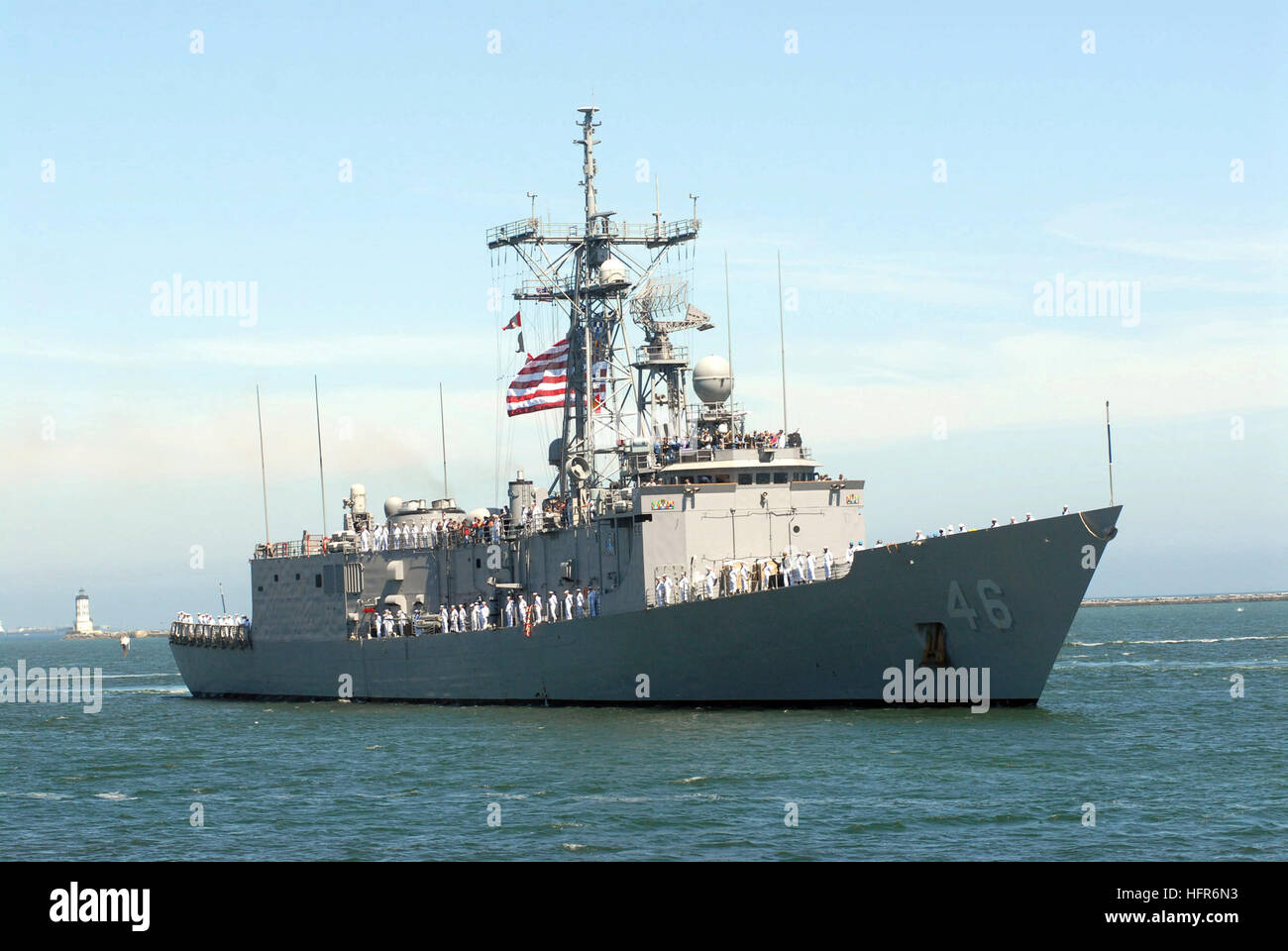 070702-N-6536T-011 SAN PEDRO, Californie (2 juillet 2007) Ð frégate lance-missiles USS Rentz (FFG 46) tire dans le Port de Los Angeles pour une visite du port. Rentz a été construit à la Todd, chantier naval du Pacifique à San Pedro, et c'est la première fois que le navire a visité la ville après qu'elle a été commandé. U.S. Navy photo by Mass Communication Specialist 2e classe Elizabeth Thompson (libéré) US Navy 070702-N-6536T-011 uided-missile frigate USS Rentz (FFG 46) tire dans le Port de Los Angeles pour une visite du port. Rentz a été construit à la Todd, chantier naval du Pacifique à San Pedro Banque D'Images