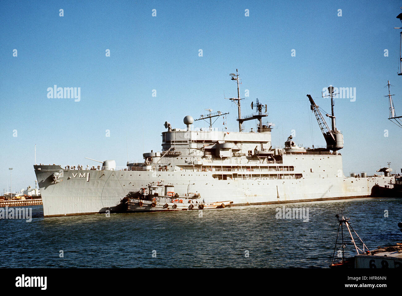 Les missiles guidés USS NORTON SOUND (AVM-1) laisse le chantier équipé d'une marque 455 pouces/54 calibre pistolet pour en cours d'essais cliniques. USS Norton Sound 1975 Banque D'Images