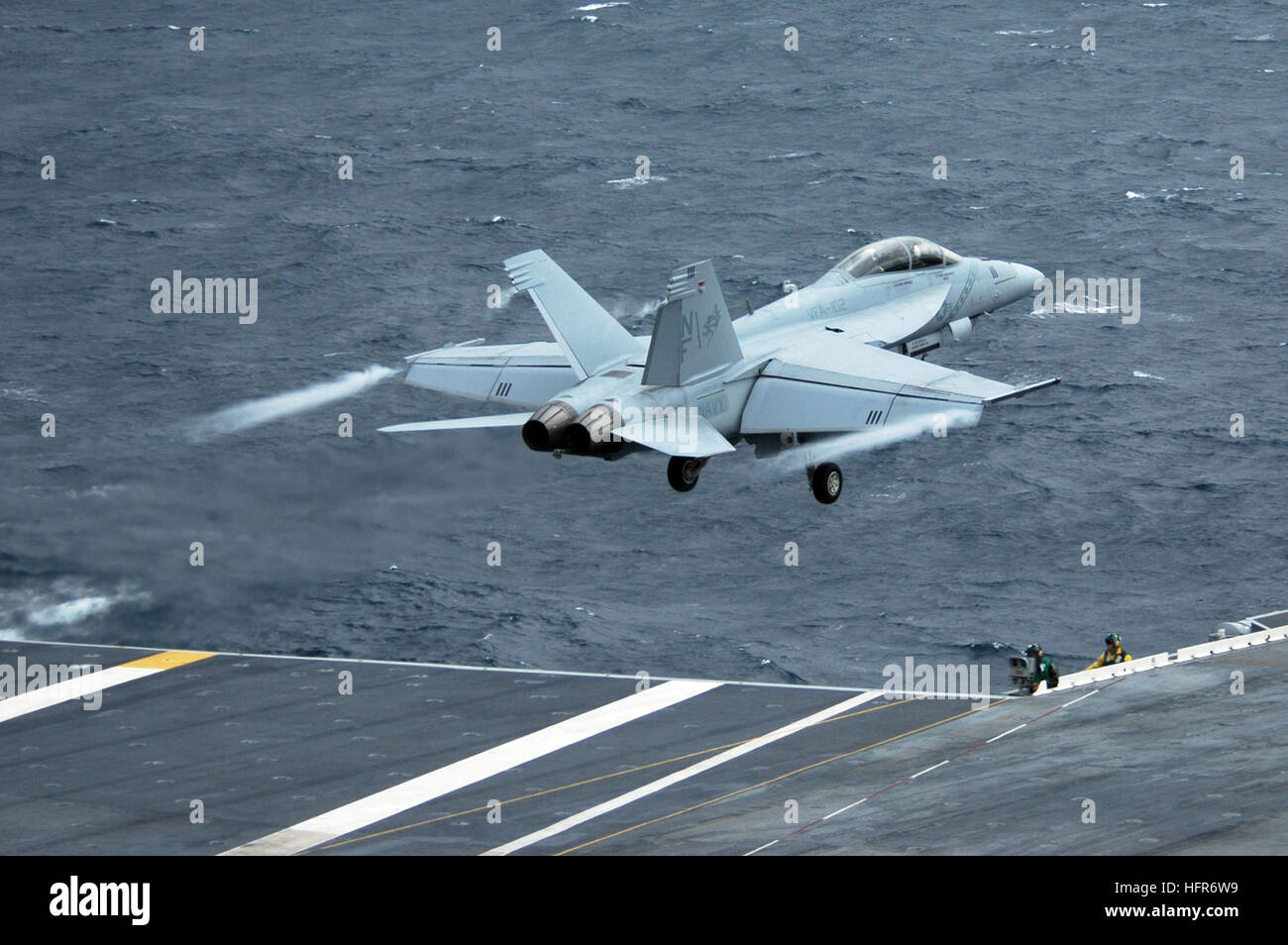 060527-N-6106R-002 de l'océan Pacifique (27 mai 2006) - Un F/A-18F Super Hornet affectés à la grève des Diamondbacks, Escadron de chasse un zéro deux (VFA) 102 lance sur le pont du USS Kitty Hawk (CV 63). Le F/A-18F est un avion d'attaque tout temps qui peut également être utilisé comme un combattant. En ce moment en cours dans la 7e flotte zone de responsabilité (AOR), Kitty Hawk montre la projection de puissance et de contrôle de la mer comme la Marine américaine est que l'avant du porte-avions déployés en permanence. U.S. Navy photo by Photographer's Mate Airman Stephen W. Rowe (libéré) US Navy 060527-N-6106R-002 Une F-A-18F Su Banque D'Images