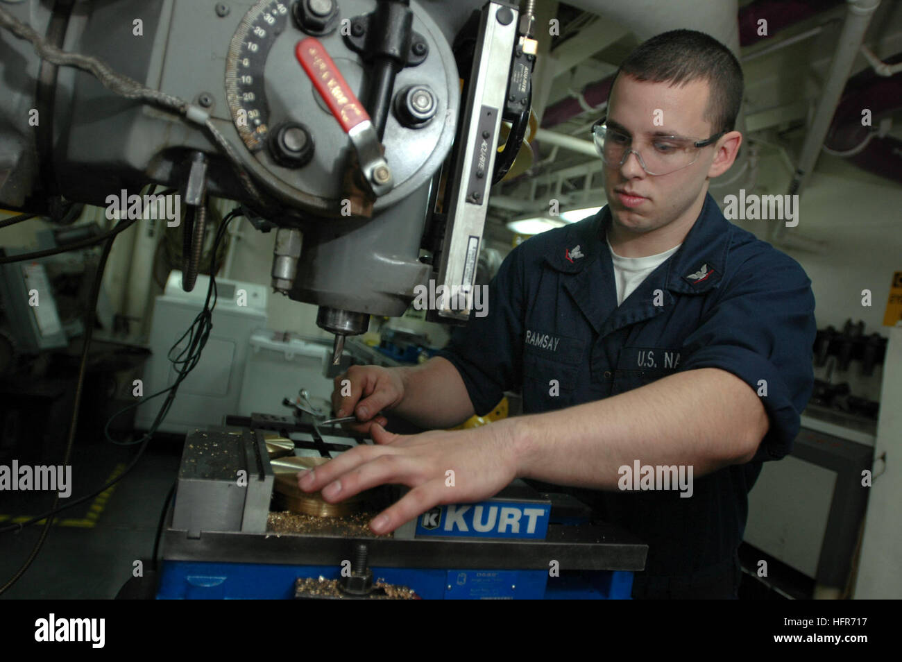 060529-N-1332Y-450 de l'océan Pacifique (29 mai 2006) - réparateur de machines 3 Classe Callie Ramsay de Detroit, supprime les copeaux métalliques après une mouture 'T''emplacement dans un sondage de carburant cap dans la machine shop à bord de l'USS Kitty Hawk (CV 63). L'atelier est responsable de la fabrication et la maintenance de tous les composants métalliques sur le navire. En ce moment en cours dans la 7e flotte zone de responsabilité (AOR), Kitty Hawk montre la projection de puissance et de contrôle de la mer comme la Marine américaine est que l'avant-déployés en permanence porte-avions. U.S. Navy photo by Photographer's Mate Airman Adam York (libéré) U Banque D'Images