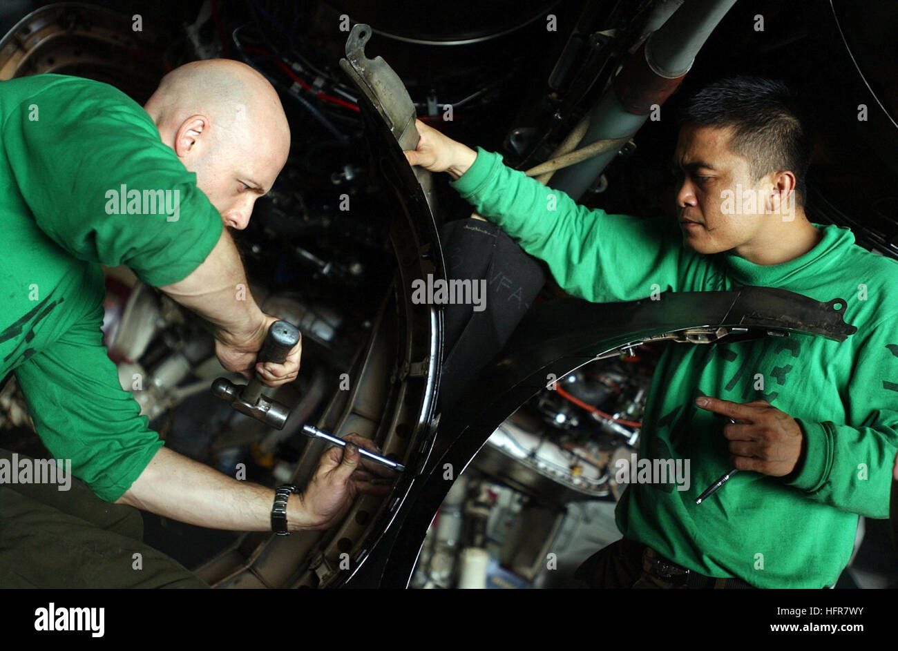 060617-N-5549O-045 mer des Philippines (17 juin 2006) - 2e classe Mécanicien structurels de l'aviation Chris Luebcke, gauche, et structurels de l'Aviation 3e classe Mécanicien Rowel Dela Cruz remplacer la Turquie les plumes des carénages d'échappement sur un F/A-18C Hornet affectés à la 'Stingers' de Strike Fighter Squadron One One trois (VFA-113) à bord du porte-avions de classe Nimitz USS Ronald Reagan (CVN 76). Ronald Reagan et entrepris l'Escadre aérienne de transporteur un quatre (CVW-14) sont en ce moment sur un déploiement à l'appui de la guerre globale contre le terrorisme et les opérations de sécurité maritime (ASM), et participant à E Banque D'Images