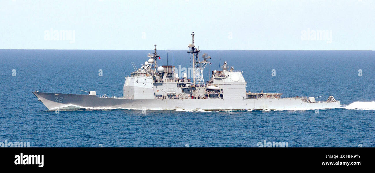 Vue du côté du port de la marine américaine (USN) CLASSE TICONDEROGA : croiseur lance-missiles USS VELLA (AEGIS) GOLFE (CG 72) en cours dans la mer d'Oman, dans le cadre de l'opération ENDURING FREEDOM. USS Vella Gulf CG-72 01 Banque D'Images