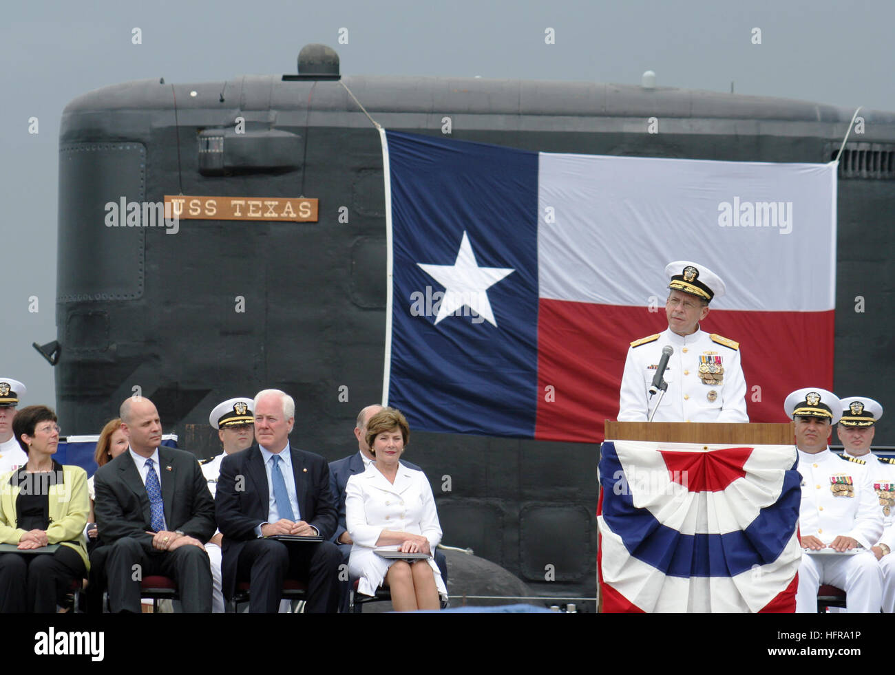 060909-N-0653J-002 Galveston, Texas (sept. 9, 2006) Ð Chef des opérations navales, Adm. Adresses Mike Mullen, invités et dignitaires assemblés au cours de la cérémonie de mise en service pour le sous-marin d'attaque de la classe Virginia USS Texas (775). Le bateau d'attaque de haute technologie, avec un équipage de 134 voiles, dans l'histoire comme la première après-guerre classe de sous-marins conçus pour la domination sur l'espace contre des adversaires du 21e siècle se cache dans les profondeurs de la mer, près des côtes ou des environnements sur terre. Les 377 mètres de long sous, avec un poids de plus de 7 800 tonnes immergés, a la capacité de se déplacer plus de 25 noeuds et de plongée Banque D'Images