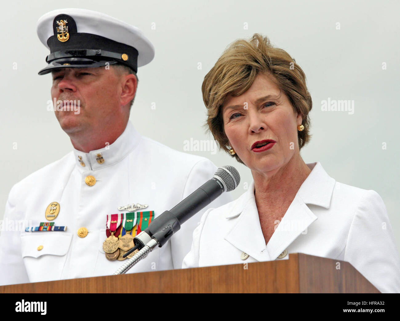 060909-N-7441H-002 Galveston, Texas (sept. 9, 2006) - Durant la mise en service du sous-marin d'attaque de la classe Virginia USS Texas (SSN 775), Première Dame, et bateaux sponsor officiel Laura Bush donne l'ordre à l'homme notre navire et l'amener à la vie. Le bateau d'attaque de haute technologie, avec un équipage de 134 voiles, dans l'histoire comme la première après-guerre classe de sous-marins conçus pour la domination sur l'espace contre des adversaires du 21e siècle se cache dans les profondeurs de la mer, près des côtes ou des environnements sur terre. Les 377 mètres de long sous, avec un poids de plus de 7 800 tonnes immergés, a la capacité de se déplacer sur plus de 2 Banque D'Images