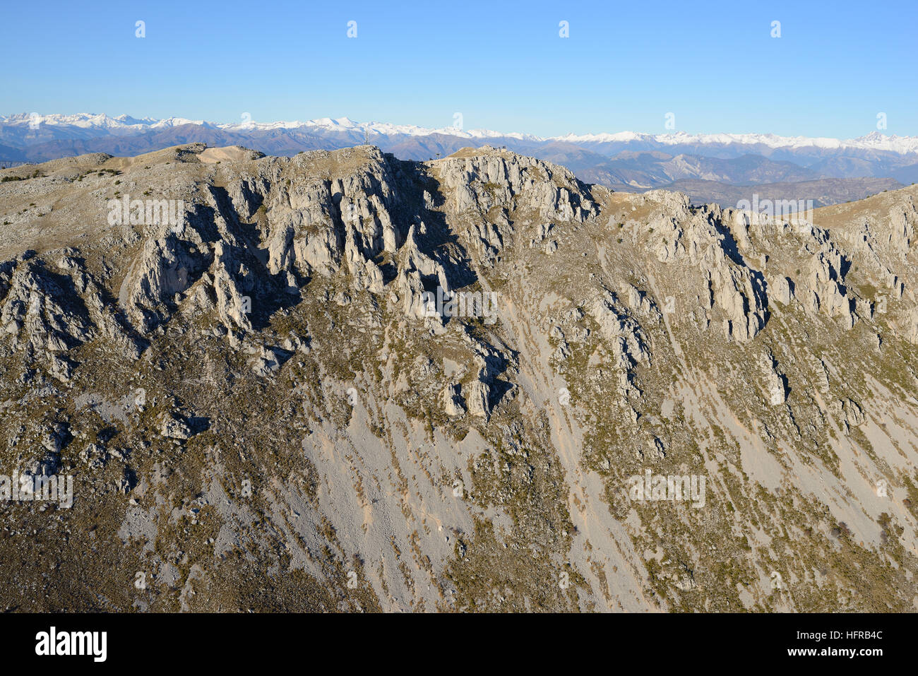VUE AÉRIENNE. Face escarpée du cime du Cheiron au sud en décembre, les Alpes du Mercantour ont bonmé à l'horizon. Gréolières, Alpes-Maritimes, France. Banque D'Images