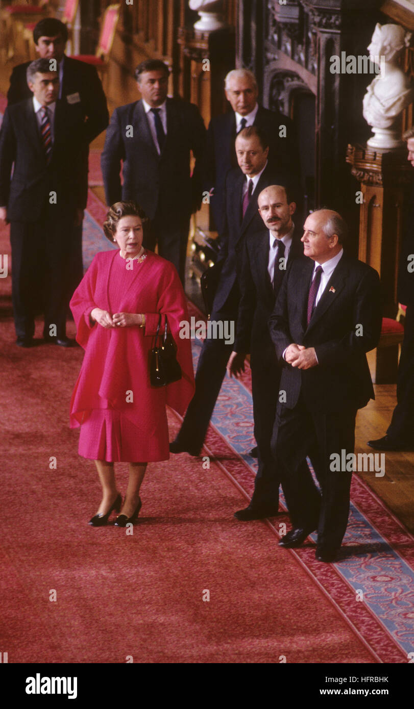 La REINE ELISABETH II l'Angleterre recevant la Russie Michail Gorbatjov à Saint George's Hall au château de Windsor 1989 Banque D'Images