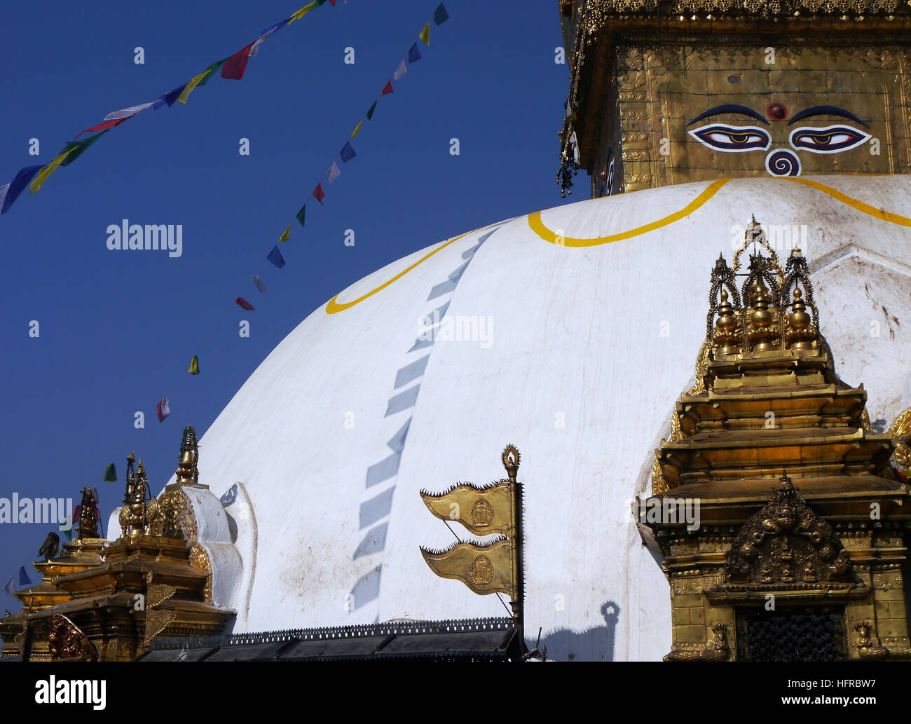 Le stupa doré au sommet de la Temple de Swayambhunath (Monkey) au site du patrimoine mondial à Katmandou, au Népal. L'Asie. Banque D'Images