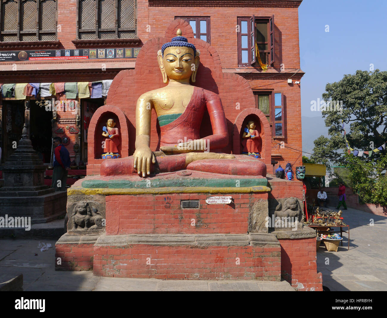 La statue du Bouddha Doré assis au Temple de Swayambhunath (Monkey) au site du patrimoine mondial à Katmandou, au Népal. L'Asie. Banque D'Images