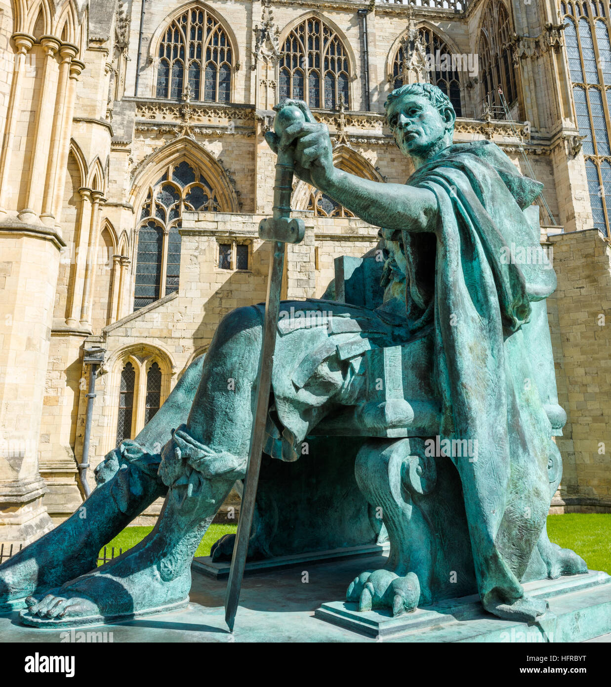 Statue de l'empereur romain Constantin le Grand à l'extérieur de la cathédrale de York. Yorkshire du Nord. L'Angleterre. UK. Banque D'Images