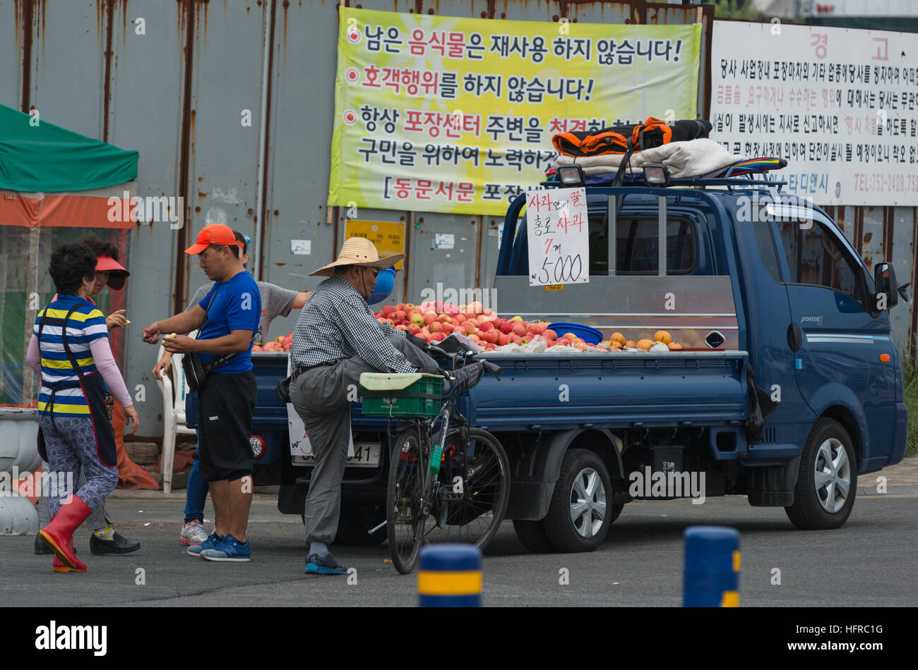 Vendeur de fruits à l'aide de l'arrière d'un camion à Busan, Corée du Sud. Banque D'Images