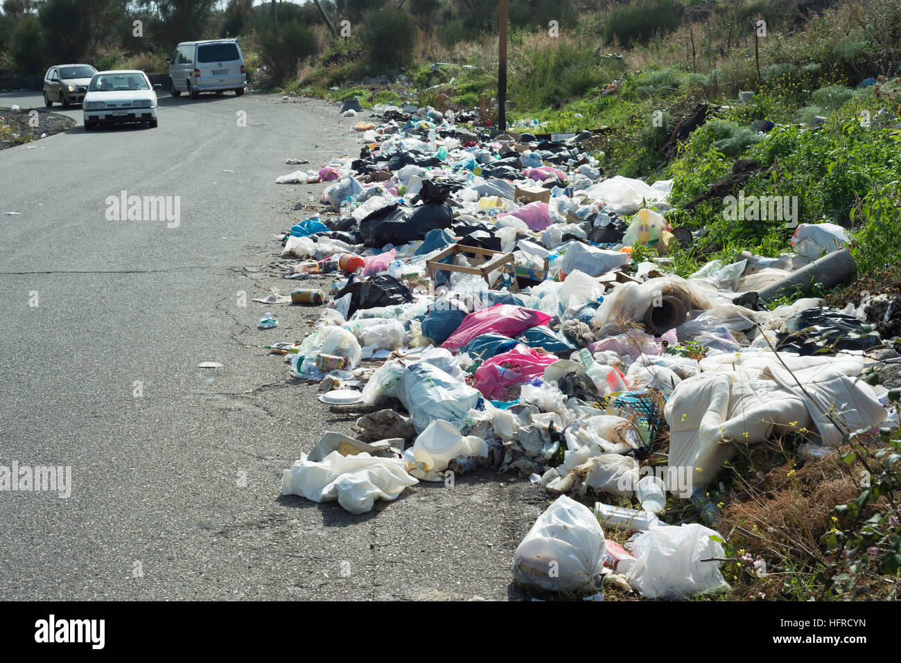 Les ordures dans une rue, l'Etna, la pollution à Adrano, Sicile, Italie Banque D'Images
