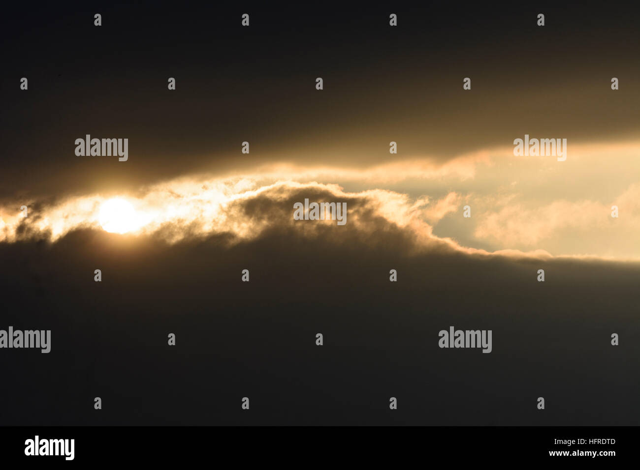 : Le soleil perce les nuages sombres cloud sky, , Autriche Banque D'Images