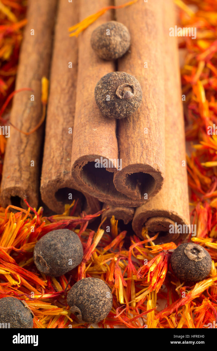 Vue macro des épices - poivre et safran cinnamone, close-up avec une faible profondeur de foyer Banque D'Images