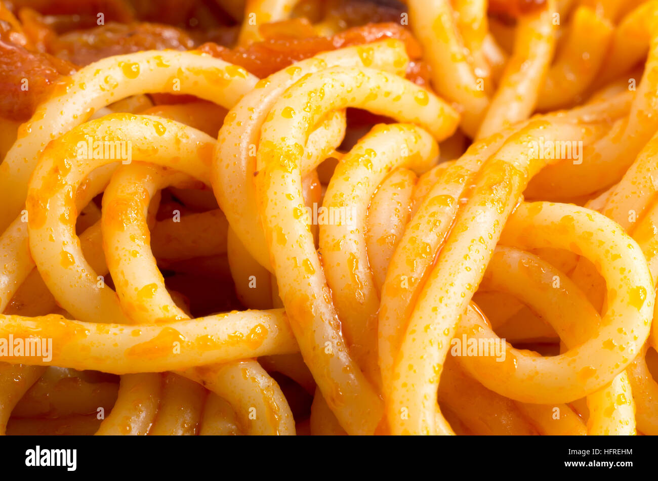 Vue macro détaillée sur le spaghetti cuit avec des oignons et des légumes close-up avec une faible profondeur de foyer Banque D'Images