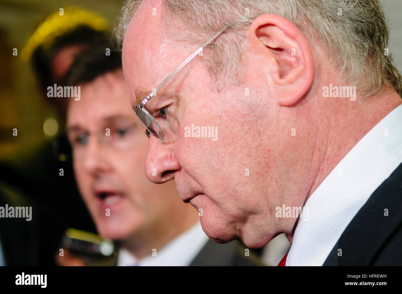 Martin McGuinness (Sinn Fein, vice-Premier Ministre, Député, député provincial) et Jeffrey Donaldson (DUP, Ministre Junior) lors d'une conférence de presse à Belfast, le 17/06/2009, après une centaine de familles roumaines sont forcés de quitter leurs maisons suite à des attaques racistes Banque D'Images