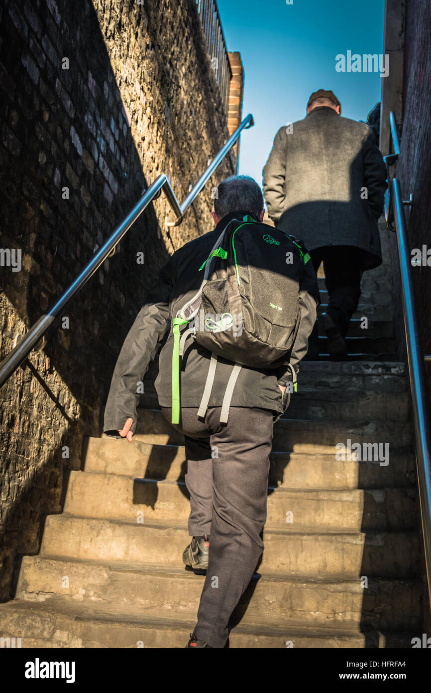 Deux hommes de monter des escaliers en pierre sur le Milford Lane à Londres Banque D'Images