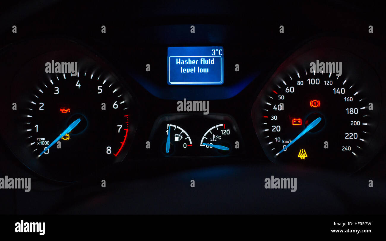 Contrôle du système de démarrage du moteur. L'avertissement de niveau de liquide de lave-glace. Compteur de vitesse et compte-tours avec d'autres instruments sur le tableau de bord de voiture. Banque D'Images