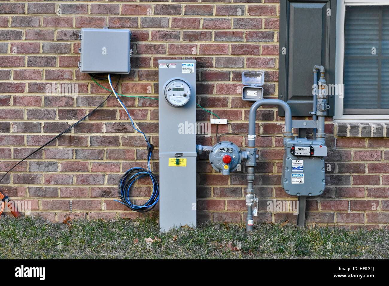 Un compteur de gaz et d'électricité à l'extérieur d'un immeuble d'accueil Banque D'Images