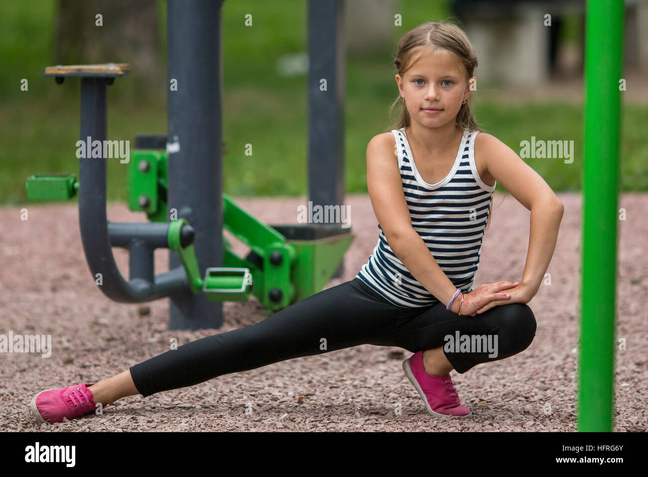 Fille de 10 ans faisant des exercices un terrain de sport